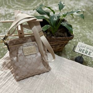 COACH POPPY SIGNATURE CANVAS CROSSBOBY